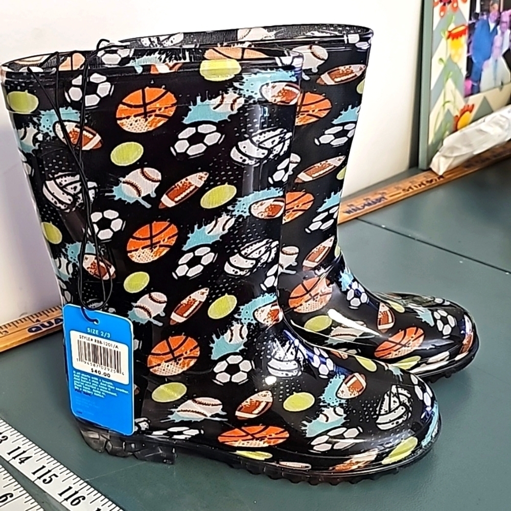 Kids rubber boots new with tags. SIZE 2/3. Ball pattern.